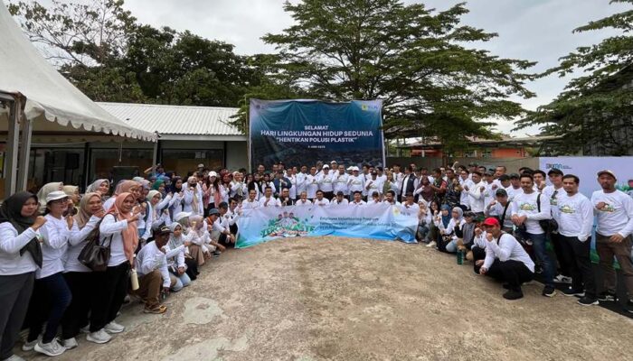 PLN UIP Sulawesi Gandeng Warga Untia Pungut 1.450 Botol Plastik di Hari Lingkungan Hidup Sedunia