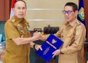 Gubernur Sultra Serahkan Surat Penugasan Plt Bupati Kolaka Timur