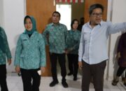 HUT ke-80 RI, Ibu Wagub Sultra Tinjau Kebersihan di Kantor Diskominfo