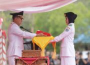 Gubernur Sultra Pimpin Upacara HUT ke-80 RI, Enam ASN Terima Satyalancana Karya Satya