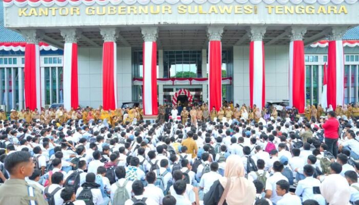Gubernur Sultra Pimpin Apel Perdana Siswa SMKN 2 Kendari, Tegaskan Disiplin dan Cegah Tawuran