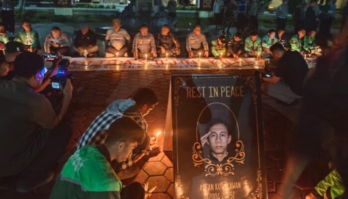 Solidaritas untuk Affan, Ratusan Ojol di Kendari Gelar Doa Bersama di Halaman Mapolda Sultra