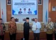 Gubernur Sultra Serahkan Sertifikat Tanah Sekolah Garuda di Konsel Kemendikti Saintek