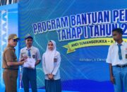 Tunai Janji, Gubernur Sultra Serahkan 12.750 Seragam dan Ratusan Alat Digital Sekolah