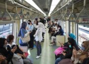 Jam Sibuk LRT Jabodebek: Ketika Duduk dan Berdiri Menjadi Ruang Bersama
