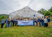 Panen Perdana Greenhouse Hidroponik, Krakatau Steel Perkuat Pendidikan Pertanian Modern dan Ketahanan Pangan Pesantren