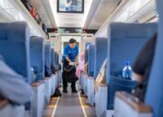 Petugas OTC KAI Services Viral Berkat Aksi Sigapnya Membantu Penumpang di KA Argo Semeru