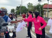 Rayakan HUT ke-46 YKB, Pengurus Bhayangkari Sultra Turun Jalan Berbagi Takjil Gratis