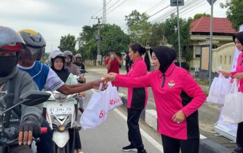 Rayakan HUT ke-46 YKB, Pengurus Bhayangkari Sultra Turun Jalan Berbagi Takjil Gratis