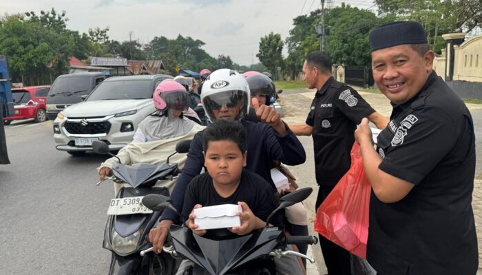 Bid Humas Polda Sultra Berbagi Takjil, Upaya Perkuat Kedekatan Polri-Warga