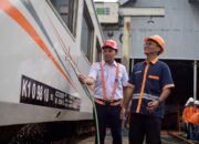 Wujudkan Kecintaan terhadap Moda Transportasi Kereta Api, KAI Daop 4 Semarang dan Komunitas Railfans Tegal Adakan Cuci Lokomotif dan Kereta Bersama