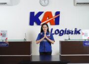 Rayakan Momen Hari Valentine, KAI Logistik Bagikan Cokelat Untuk Pelanggan