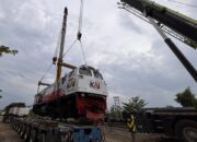 Sinergi Persiapan Angkutan Lebaran, KAI Logistik Kirim 12 Lokomotif ke Pulau Jawa