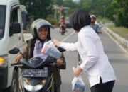 Momen Ramadan, Ditreskrimum Polda Sultra Berbagi Berkah Lewat Pembagian Takjil Gratis