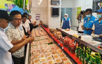 Pastikan Harga Stabil, Gubernur Sultra Pantau Langsung Gudang dan Pasar Jelang Lebaran