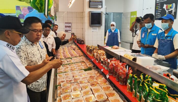 Pastikan Harga Stabil, Gubernur Sultra Pantau Langsung Gudang dan Pasar Jelang Lebaran