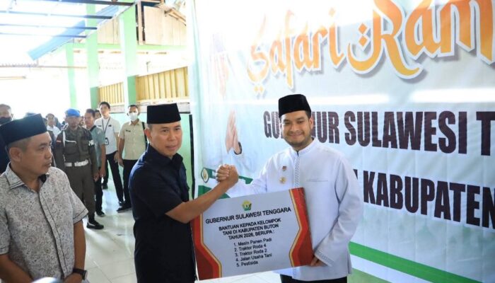 Safari Ramadan ke Buton, Gubernur Sultra Serahkan Bantuan Pertanian Senilai Rp 2,1 Miliar