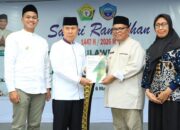 Gubernur Sultra Serahkan Bantuan Listrik dan Sembako Saat Safari Ramadan di Buton Selatan