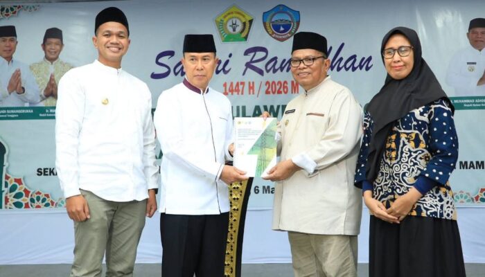 Gubernur Sultra Serahkan Bantuan Listrik dan Sembako Saat Safari Ramadan di Buton Selatan