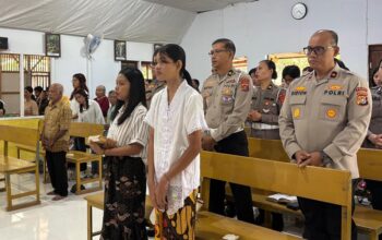 Momen Hangat Wakapolda Sultra di Gereja St. Isidorus: Misa Bersama hingga Serahkan Bantuan