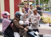 Aksi Simpatik Wakapolda Sultra: Bagi Takjil Gratis ke Warga, Titip Pesan Keselamatan Berkendara