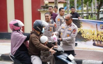 Aksi Simpatik Wakapolda Sultra: Bagi Takjil Gratis ke Warga, Titip Pesan Keselamatan Berkendara