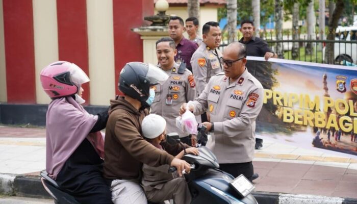 Aksi Simpatik Wakapolda Sultra: Bagi Takjil Gratis ke Warga, Titip Pesan Keselamatan Berkendara