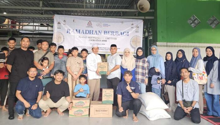 IKA SMAN 4 Kendari Angkatan 2008 Salurkan Bantuan Ramadan ke Ponpes Darul Mukhlisin