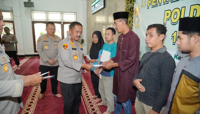 Wujud Kepedulian, Kapolda Sultra Serahkan Zakat Fitrah kepada 159 Penyandang Disabilitas dan Santri