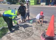 Potret Sinergi Polisi dan Warga Gotong Royong Perbaiki Jalan Berlubang di Konawe