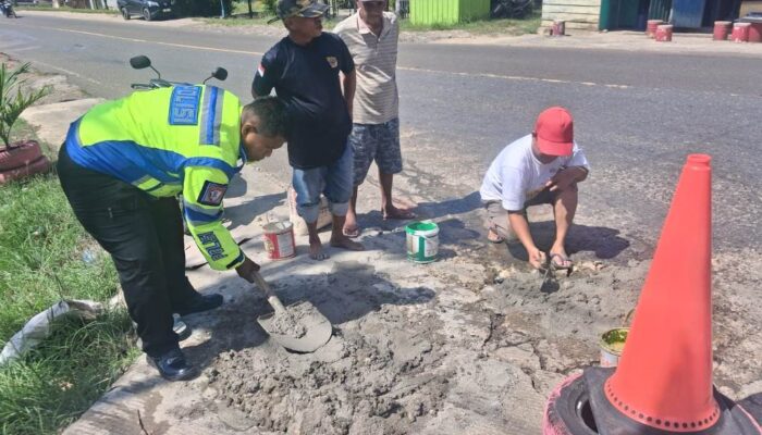 Potret Sinergi Polisi dan Warga Gotong Royong Perbaiki Jalan Berlubang di Konawe