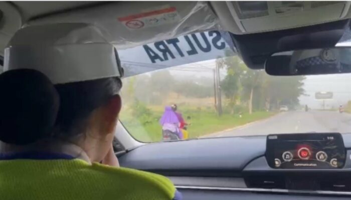 Sentuhan Humanis Polwan Sultra, Edukasi Pengendara di Kendari Lewat Aksi ‘Polantas Menyapa’