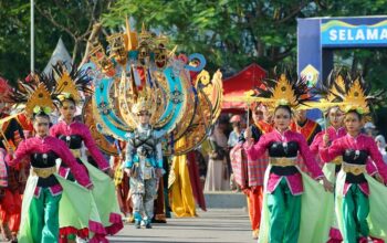 Pawai Budaya dan Lulo Massal Spektakuler Warnai Kemeriahan Perayaan HUT ke-62 Sultra