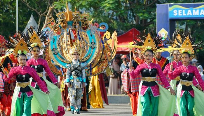 Pawai Budaya dan Lulo Massal Spektakuler Warnai Kemeriahan Perayaan HUT ke-62 Sultra