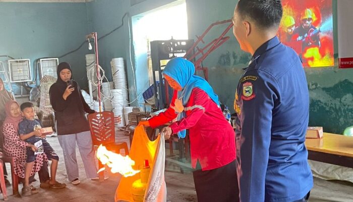 Edukasi Keselamatan, Pertamina Ajarkan Cara Tepat Gunakan APAR untuk Masyarakat Makassar
