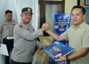Terobosan Baru, Kapolda Sultra Serahkan SIM Digital Pertama di Kolaka via SINAR