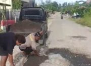 Aksi Nyata Aiptu Mardiyanto, Tambal Jalan Berlubang Demi Keselamatan Pengendara di Lasalimu