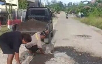 Aksi Nyata Aiptu Mardiyanto, Tambal Jalan Berlubang Demi Keselamatan Pengendara di Lasalimu