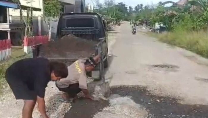 Aksi Nyata Aiptu Mardiyanto, Tambal Jalan Berlubang Demi Keselamatan Pengendara di Lasalimu