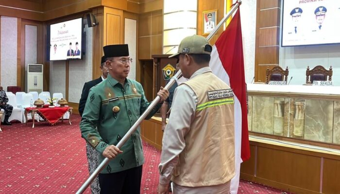 Pesan Gubernur ASR Saat Lepas 37 PPIH Sultra: Utamakan Pelayanan Jemaah Haji