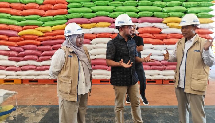 Pastikan Stok Pangan Aman, Senator La Ode Umar Bonte Cek Langsung Gudang Bulog Sultra