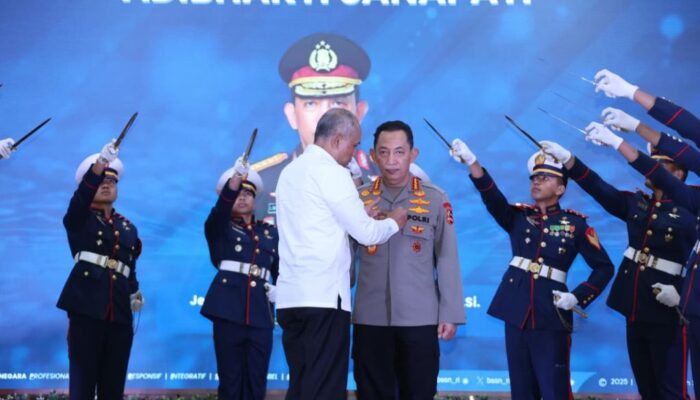 Terima Adhi Bhakti Senapati, Kapolri Tegaskan Komitmen Amankan Ruang Digital Nasional
