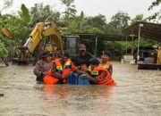 Personel Brimob Polda Sultra Terjang Arus Evakuasi Warga Terdampak Banjir di Kendari