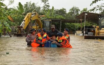Personel Brimob Polda Sultra Terjang Arus Evakuasi Warga Terdampak Banjir di Kendari