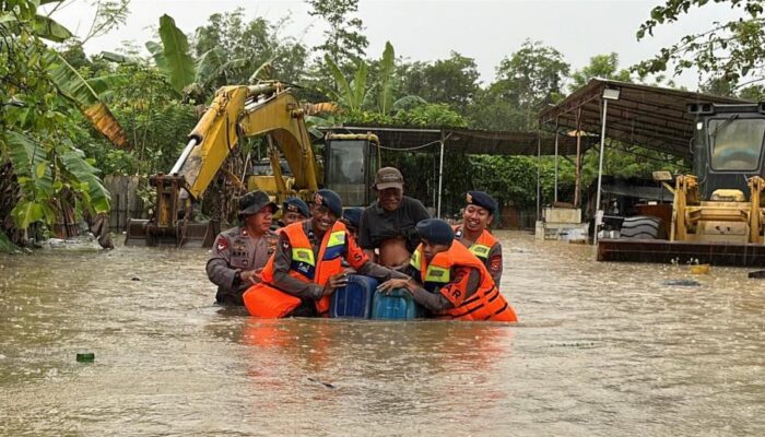 Personel Brimob Polda Sultra Terjang Arus Evakuasi Warga Terdampak Banjir di Kendari