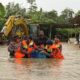 Personel Brimob Polda Sultra Terjang Arus Evakuasi Warga Terdampak Banjir di Kendari