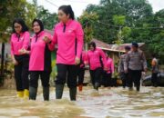 Bhayangkari Sultra Terjang Lokasi Banjir Kali Wanggu, Bawa 150 Paket Sembako