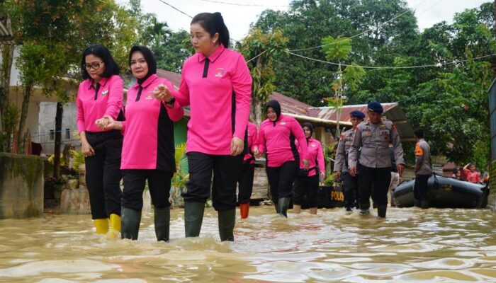 Bhayangkari Sultra Terjang Lokasi Banjir Kali Wanggu, Bawa 150 Paket Sembako