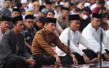 Momen Hangat Kapolda Sultra Salat Idul Adha Bareng Masyarakat di Lapangan Presisi