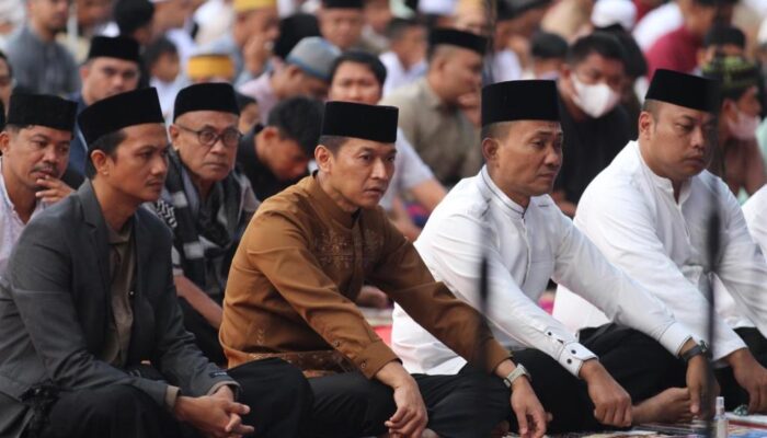 Momen Hangat Kapolda Sultra Salat Idul Adha Bareng Masyarakat di Lapangan Presisi